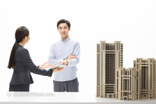 魅力與專業并存 美女房產經紀的樓盤介紹